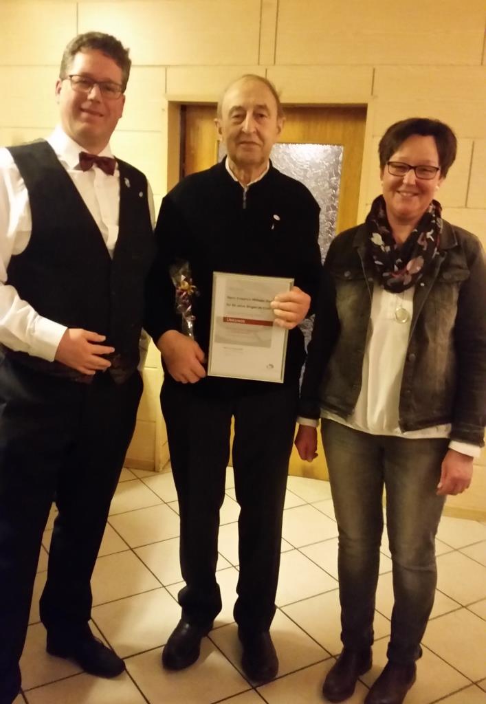 Friedrich-Wilhelm Garburg – geehrt für 60 Jahre Mitgliedschaft im Gemischten Chor Harmonie-Liederkranz, umrahmt von Christian Appun und Susanne Thudt, Foto: Keunecke